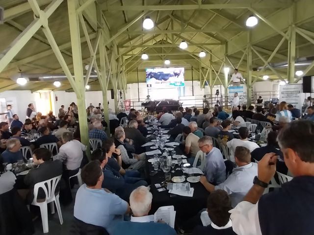 Pasión Lechera volvió a llenar la Rural de Rafaela con genética de primer nivel y grandes valores